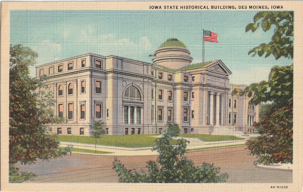Iowa State Historical Building - Des Moines, IA - Postcard, c. 1930s