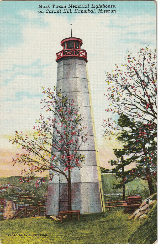 Mark Twain Memorial Lighthouse - Cardiff Hill, Hannibal, MO - Postcard, c. 1940s