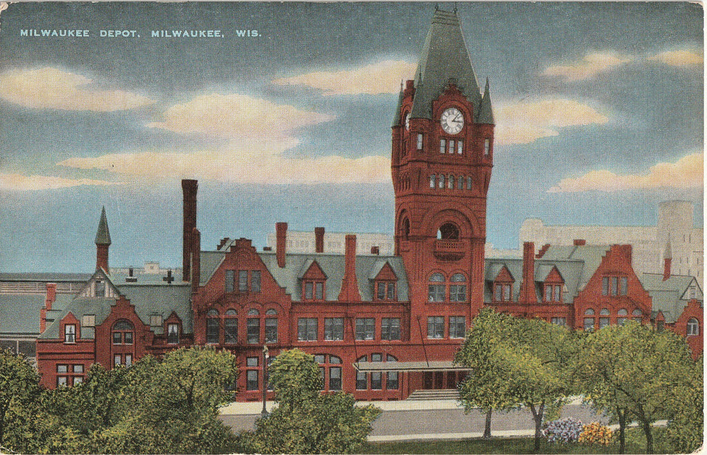 Milwaukee Depot - Milwaukee, Wisconsin - Postcard, c. 1940s