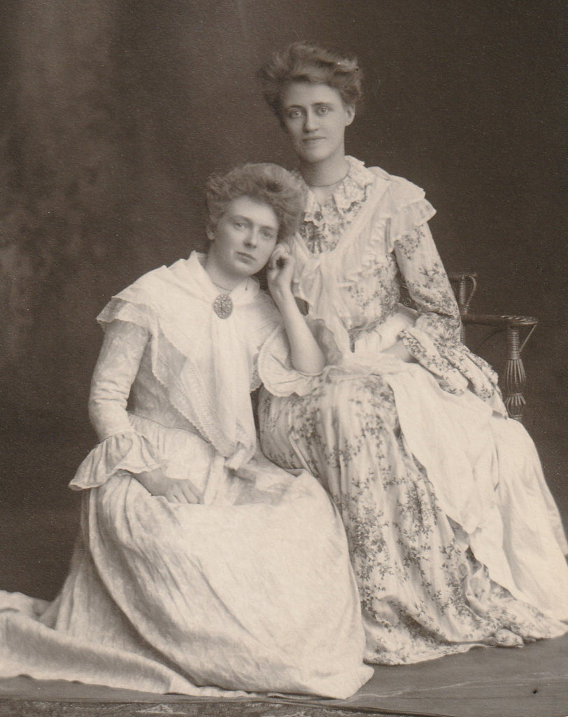 Victorian Women in Prairie Dresses - Chicago, IL - Cabinet Photo, c. 1800s Close Up