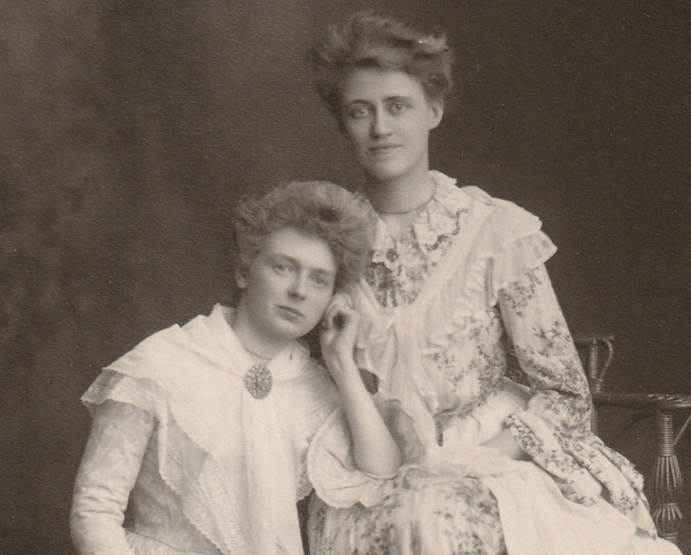Victorian Women in Prairie Dresses - Chicago, IL Victorian Women in Prairie Dresses - Chicago, IL