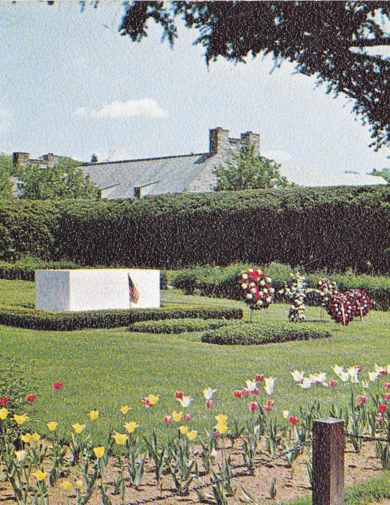 Roosevelt's Grave- 1960s Vintage Postcard- Hyde Park, New York- Franklin D Roosevelt Gravesite- Memorial Monument- Cemetery Grave- Mid-Hudson Scenic